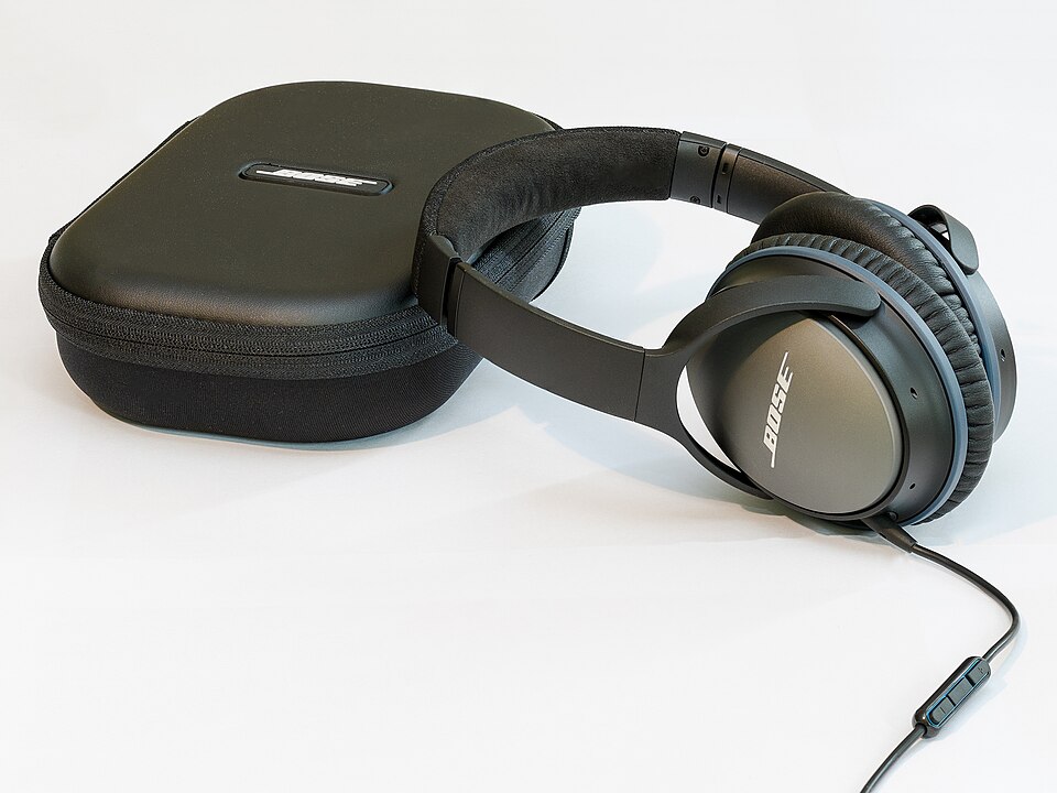 Wireless earbuds and charging case